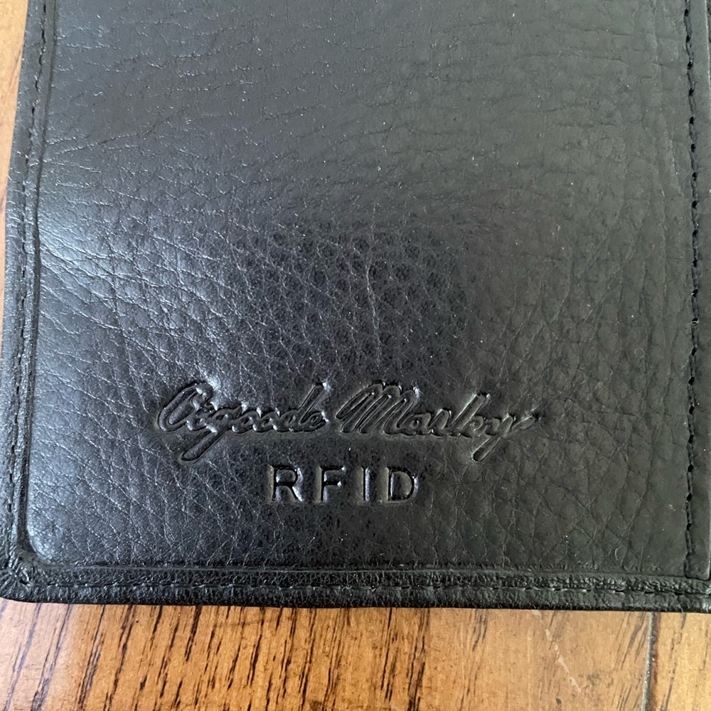 Black leather Osgoode Marley RFID wallet with gold snap closure - Picture 5 of 8